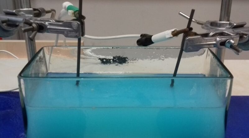 Popiš obrázek elektrolýzy